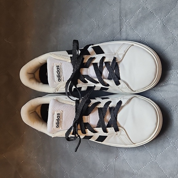 Adidas Grand Court Classic White and Black Shoes Size 2Y - Picture 6 of 7
